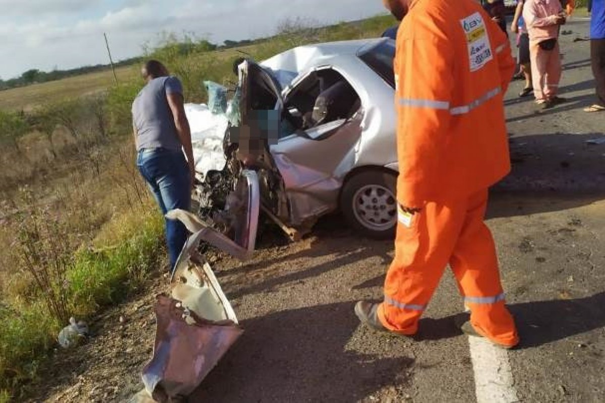 Acidente Entre Carro E Caminhão Deixa Mortos Na BR-116 - Bahia | Farol ...