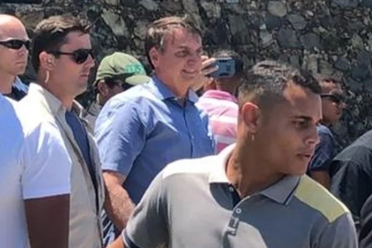 A pedido da filha Laura, Bolsonaro visita o Farol da Barra - Bahia ...