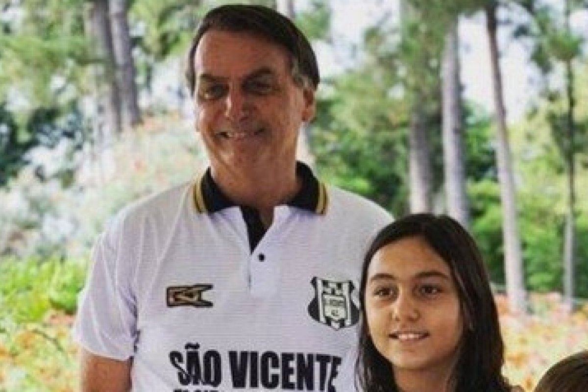 Bolsonaro ganha bolo e canta parabéns ao lado de filha e netas