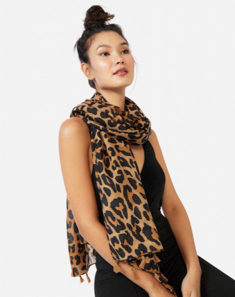 Lenço Amaro com estampa animal print. Reprodução