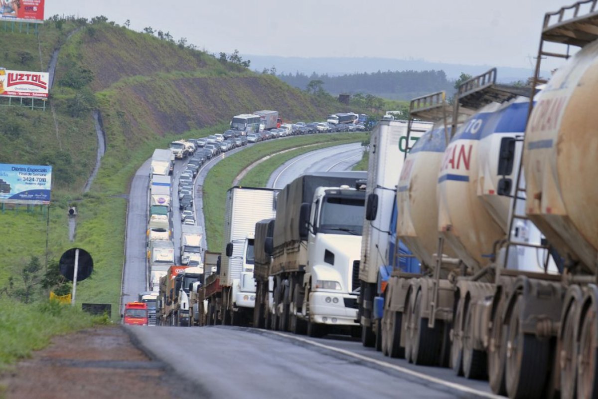 Caminhoneiros e motoristas viram prioridade no plano de ...