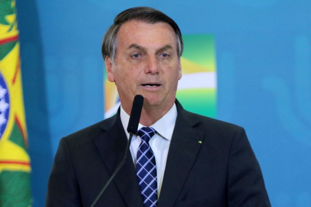 Bolsonaro assina MP que permite redução de jornada e ...