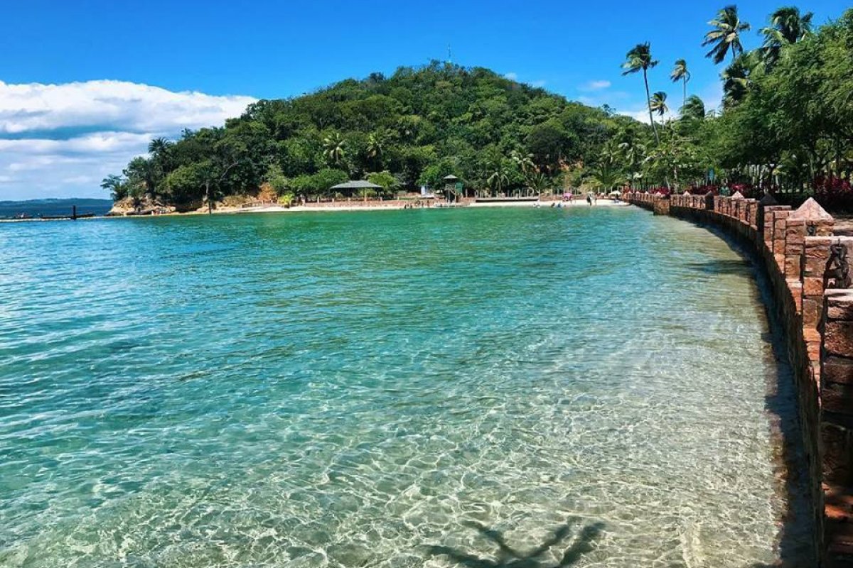 Imagem da praia da Ilha dos Frades